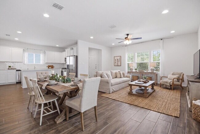 Building Photo - "Charming 3-Bed Oasis in San Marcos with 2 Full Baths – 1424 Sq Ft of Comfort!"