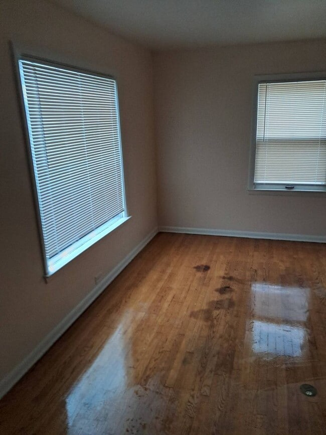 Building Photo - 2223 W Rohr Ave