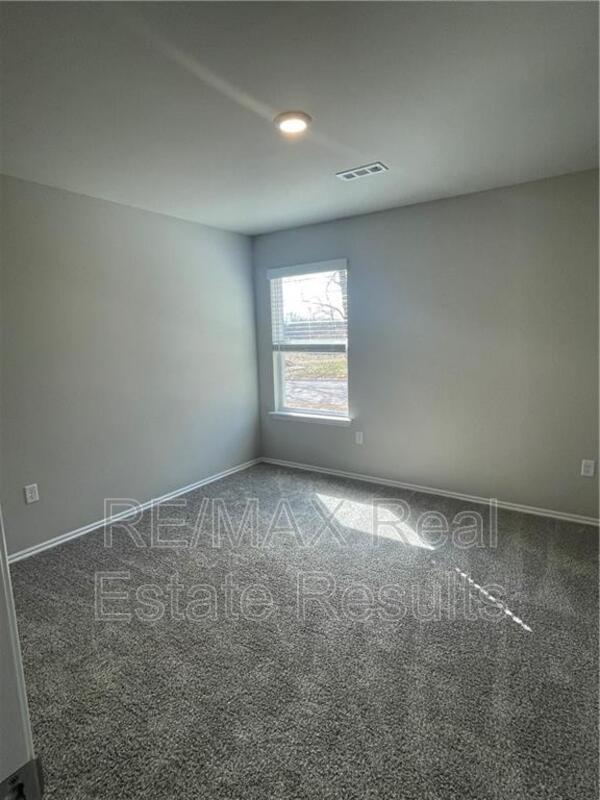 Building Photo - 806 Comanche Dr