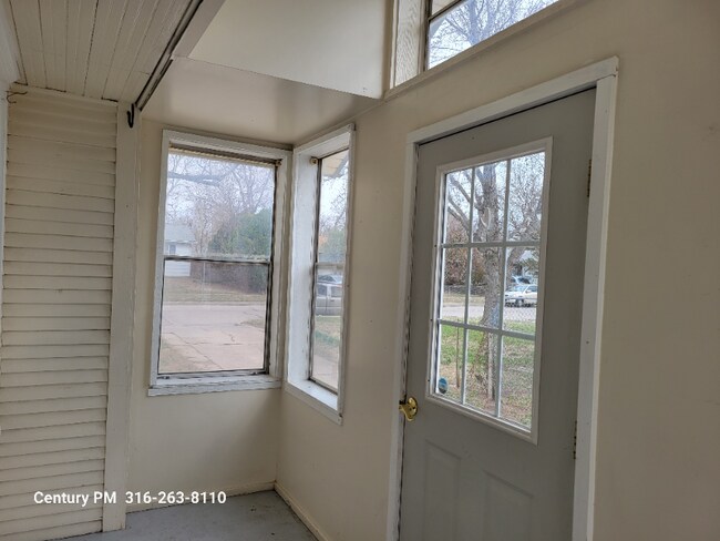 Building Photo - 143 N Clara St