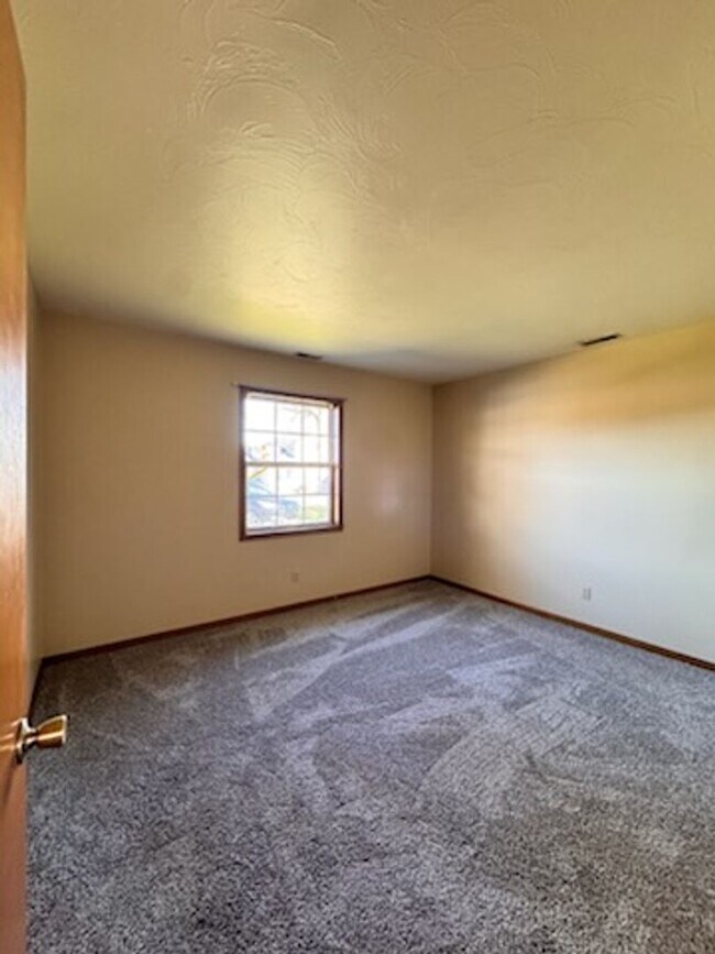 Building Photo - NEW LISTING 2 bed duplex in Albion, IN!