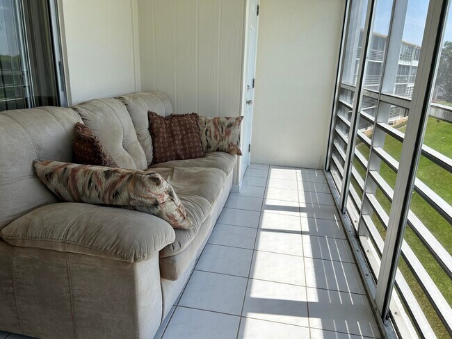 Building Photo - 3070 Cornwall E