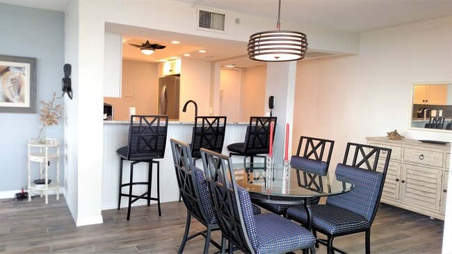 Building Photo - Seasonal Short-Term 2-Bedroom 2-Bathroom Condo located on Venice Island!