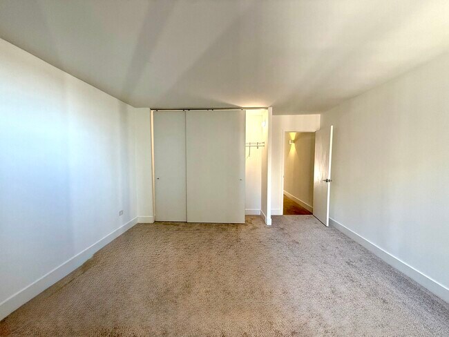 Building Photo - 420 W Belmont Ave