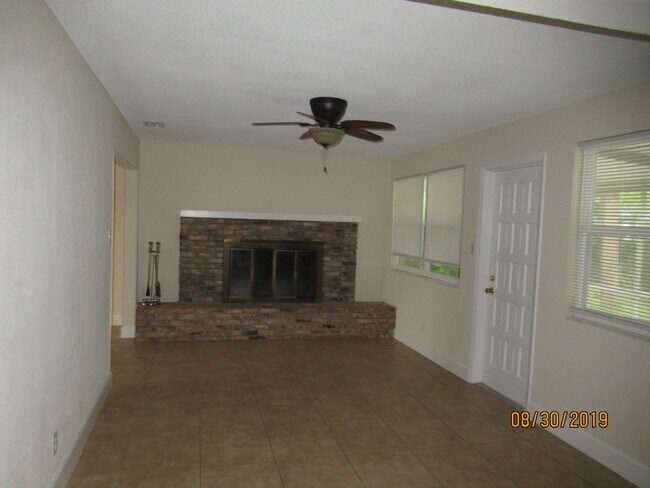 Building Photo - 4 Bedroom 2 Bath in South Daytona