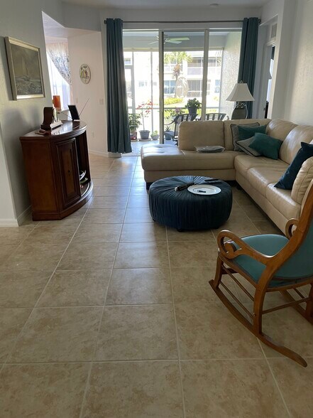 living room - 2644 Somerville Loop