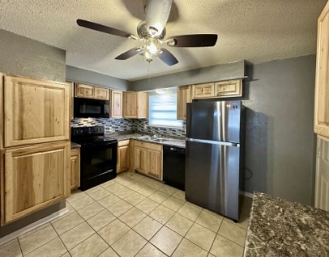 Building Photo - 4 bedroom