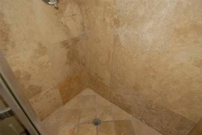 Building Photo - 21 NE 57th Ct