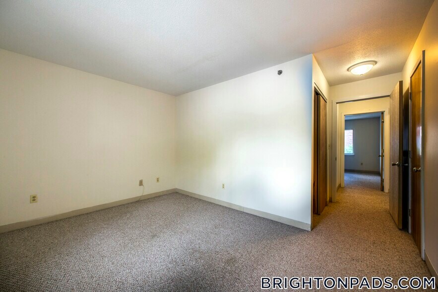 Building Photo - 142 N Beacon St