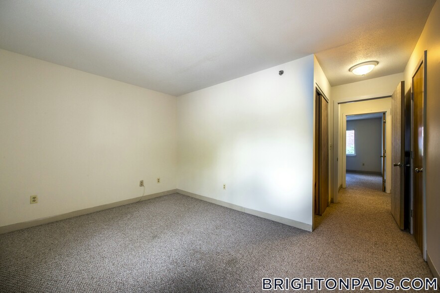 Building Photo - 142 N Beacon St