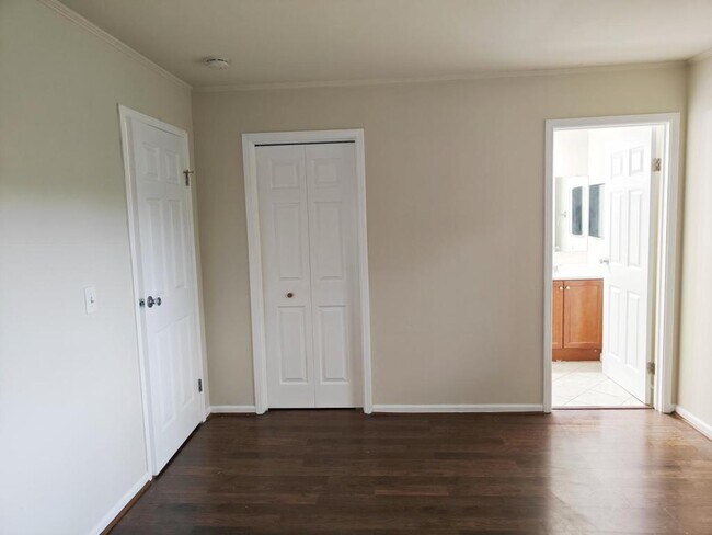 Building Photo - 476 Robbe Ave