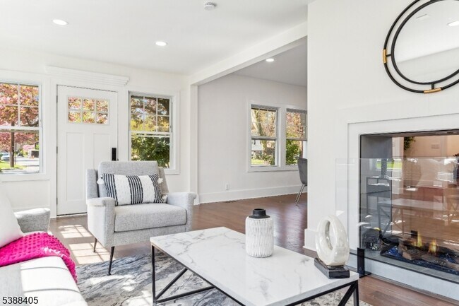 Building Photo - 648 E Broad St