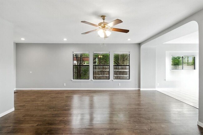 Building Photo - 2402 Glen Field Dr