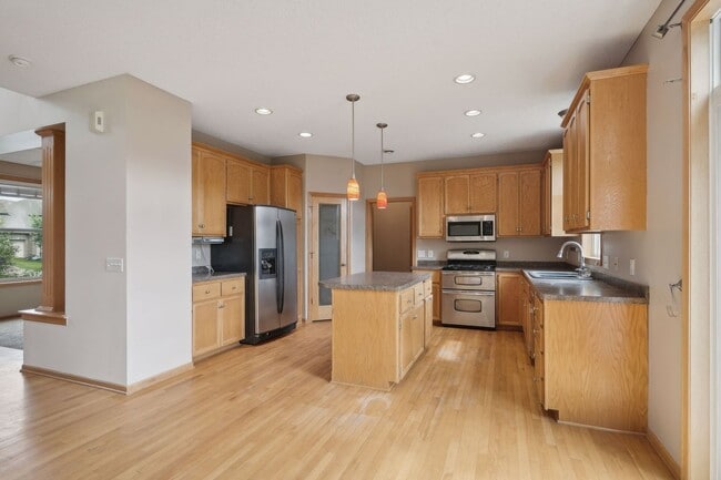 Building Photo - Gorgeous Single Family Home - June 1st Mov...