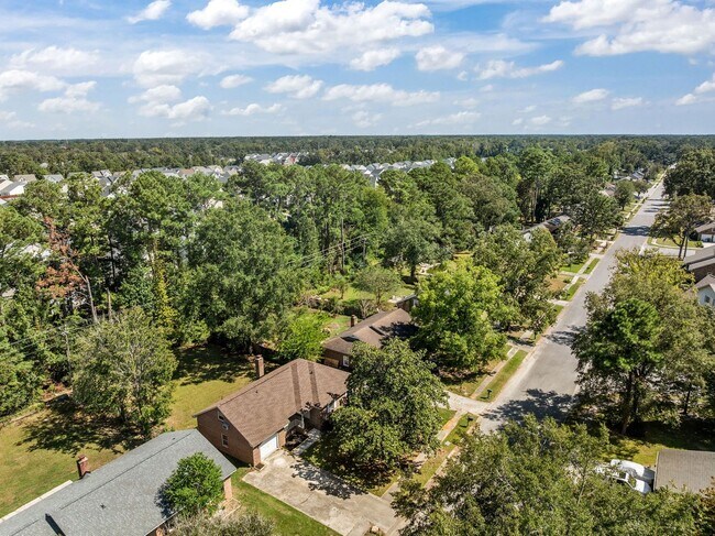 Building Photo - Charming Rental in Central Location
