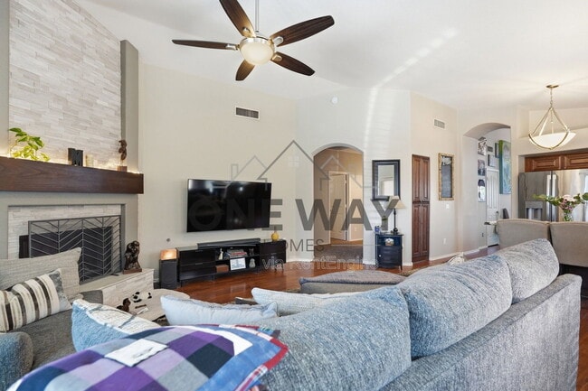 Building Photo - 1307 E Century Ave