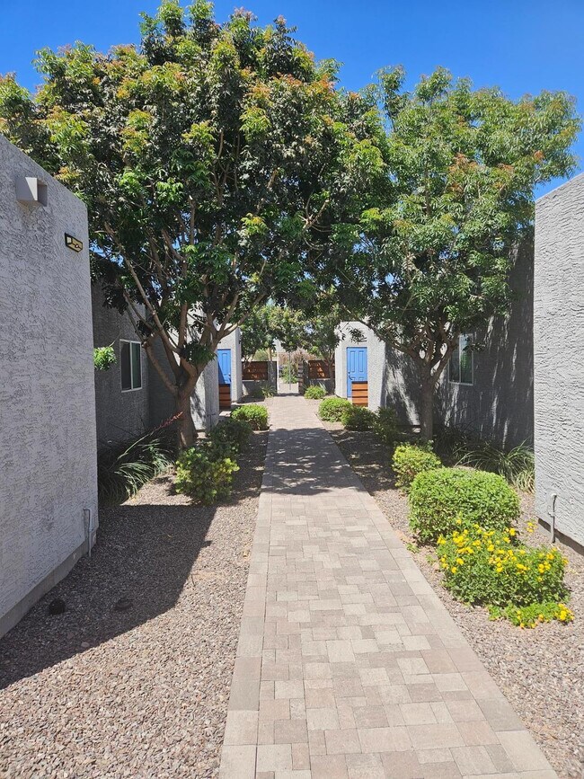 Building Photo - 935 E Roma Ave