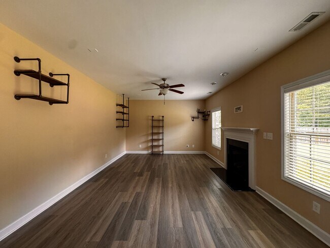 Building Photo - Well-Maintained 4 Bed 2.5 Bath Home in Westgate