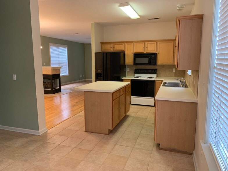 Kitchen - 1124 Misty Isle Dr
