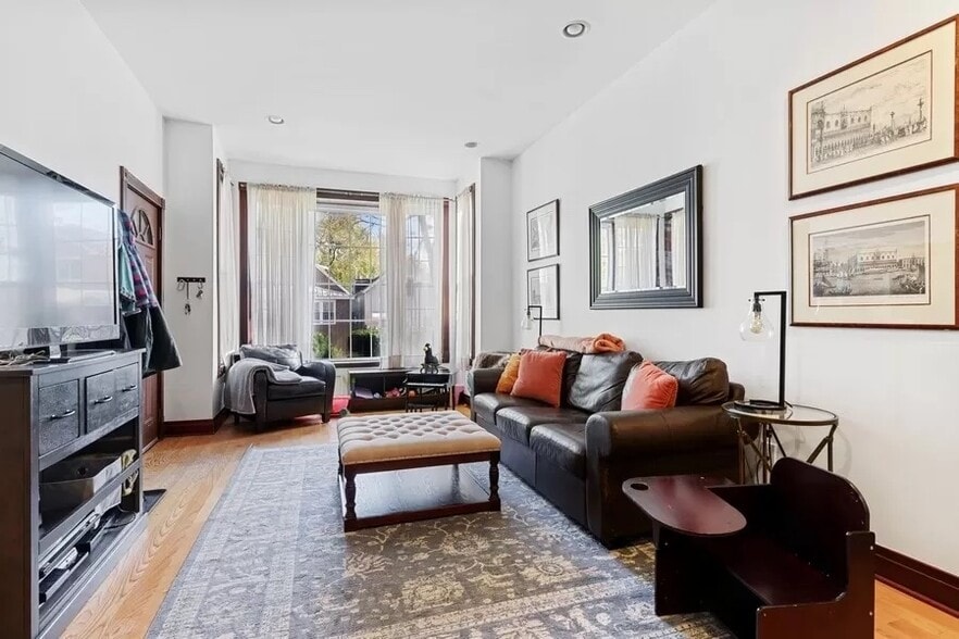 Building Photo - 1818 N Albany Ave