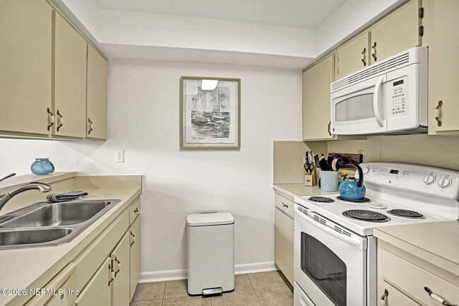 Building Photo - 743 Spinnakers Reach Dr