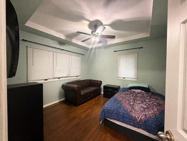 Building Photo - 122 Gall Ln