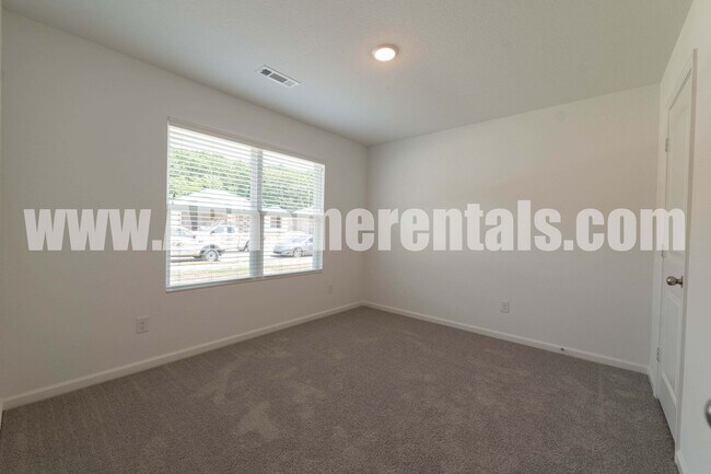 Building Photo - Large 4 Bedroom Home!