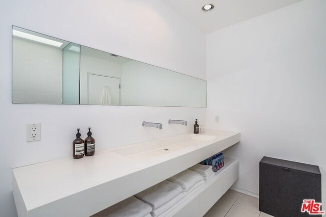 Building Photo - 825 Kings Rd