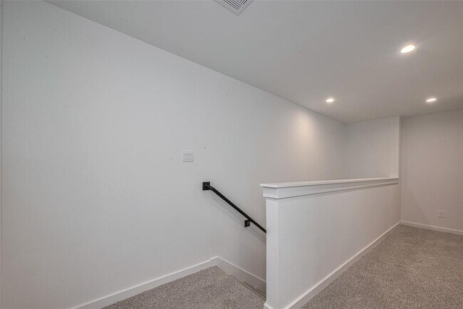 Building Photo - 3017 La Latina Dr