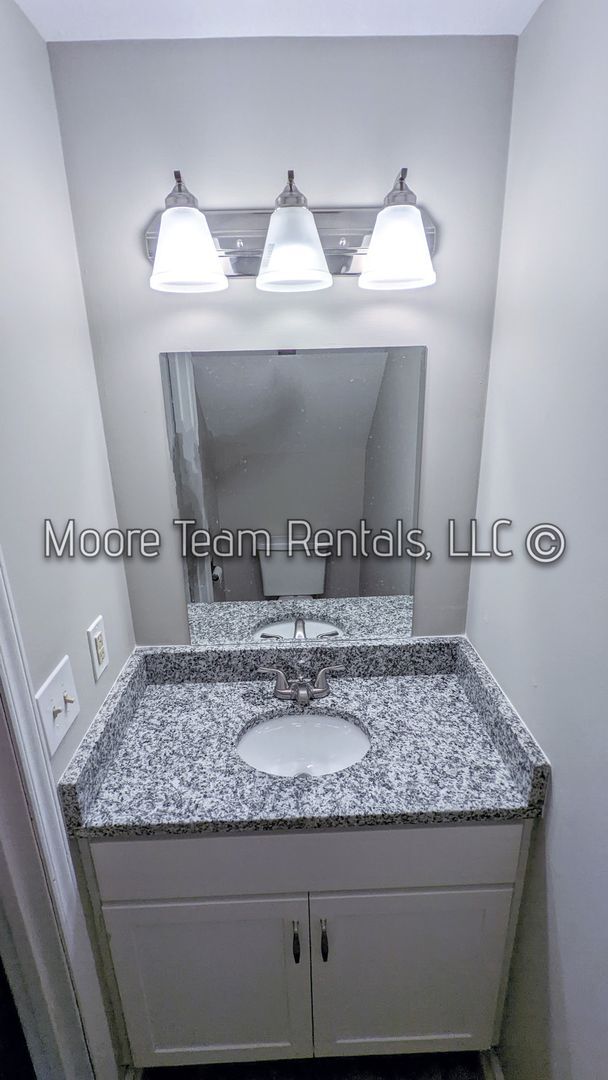 Building Photo - Just remodeled - 2 Bed/1.5Ba