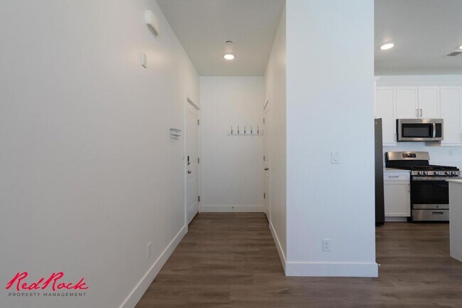 Building Photo - Pet Friendly 2 Bedroom Condo in Desert Color!