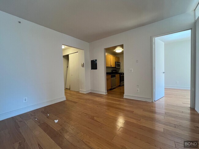 Building Photo - 323 W 96th St