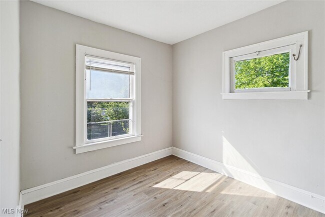 Building Photo - 1524 E 204th St