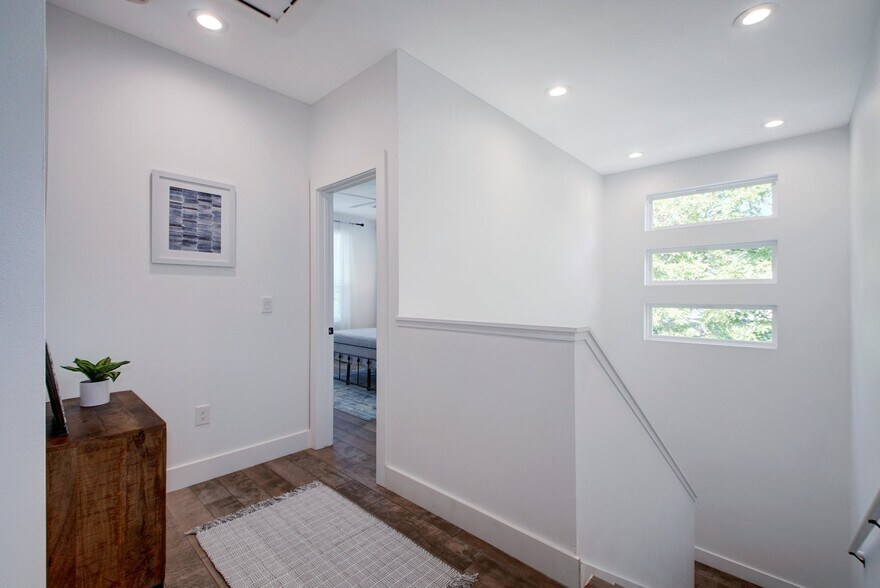 Building Photo - 413 W Odell St