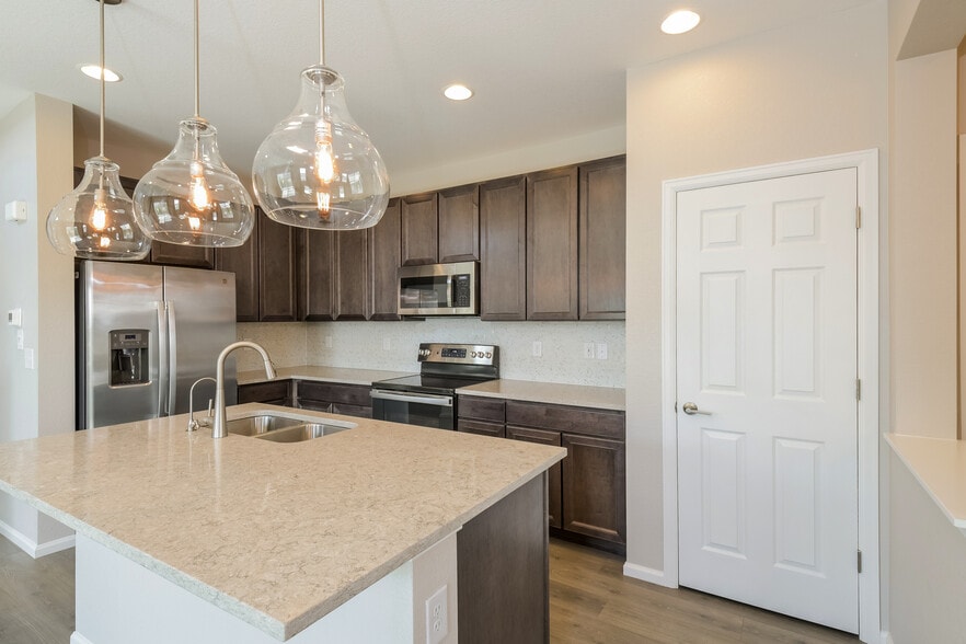 Building Photo - 6457 N Ceylon St