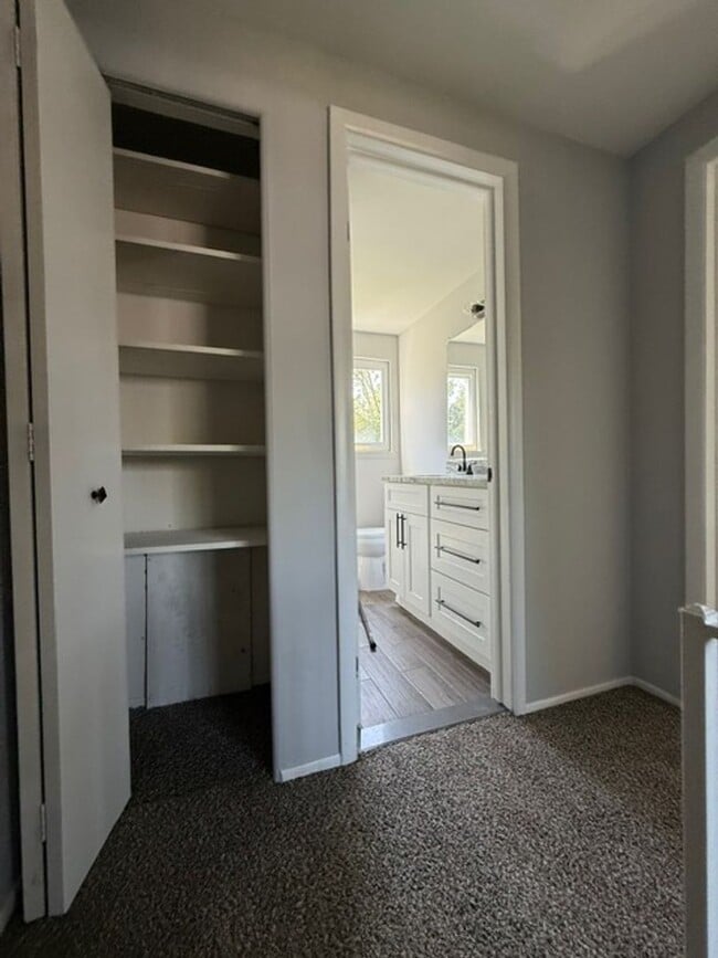 Building Photo - 2 bedroom 1.5 bathroom townhouse - Availab...