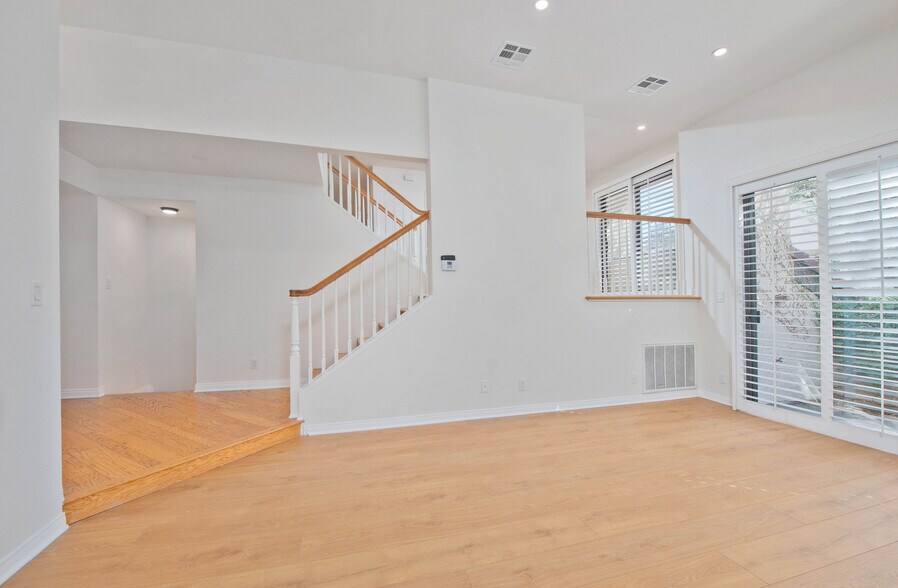 Building Photo - 5757 Owensmouth Ave