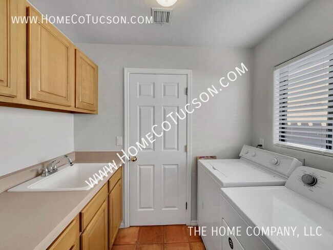 Building Photo - 6325 N Calle Del Halcon