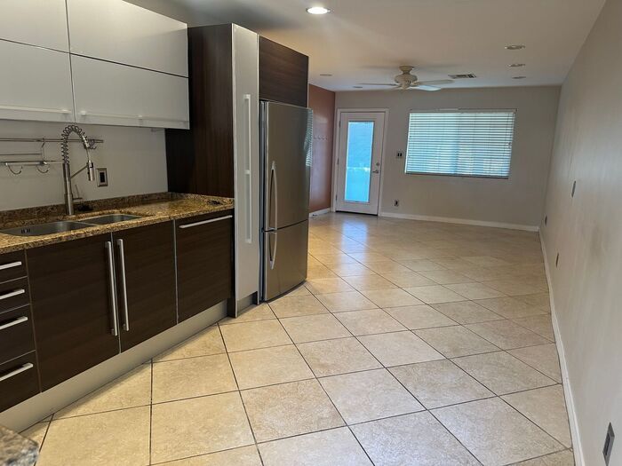 Building Photo - 1850 E Maryland Ave