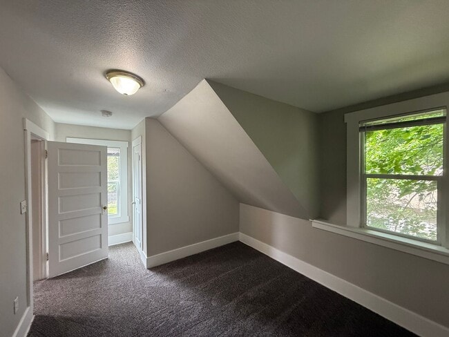 Building Photo - Large 4 Bed House with Fenced Yard