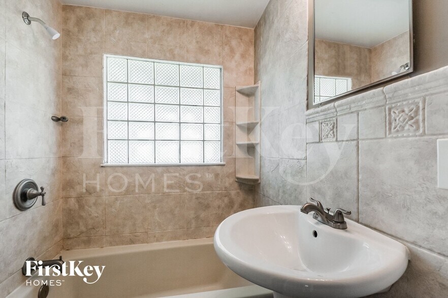 Building Photo - 704 Highland Dr