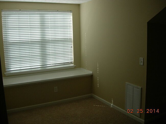 Building Photo - NICE Condo in GREAT location!!! VERY clean...