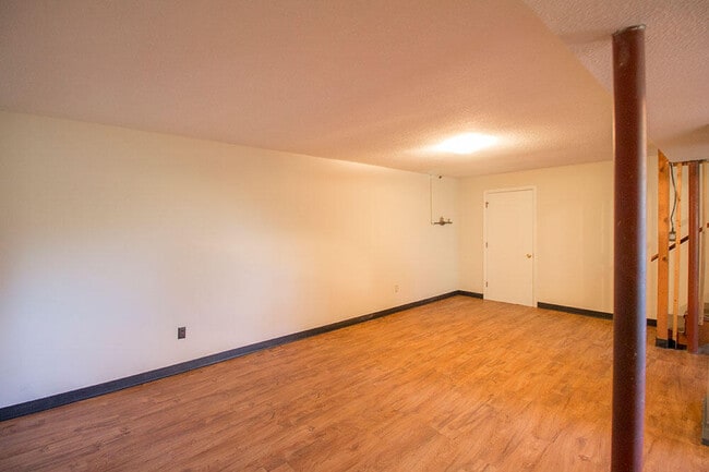 Building Photo - 1207 White Oak Ln