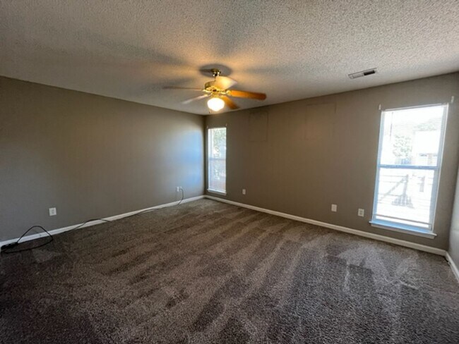 Building Photo - 2 Bedroom 2 Bath Home with 2 Car Garage fo...