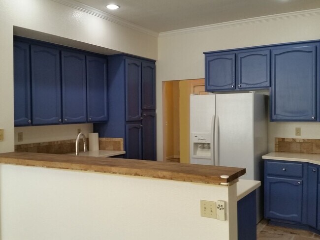 Building Photo - Charming 3-Bedroom Home in Folsom – Availa...