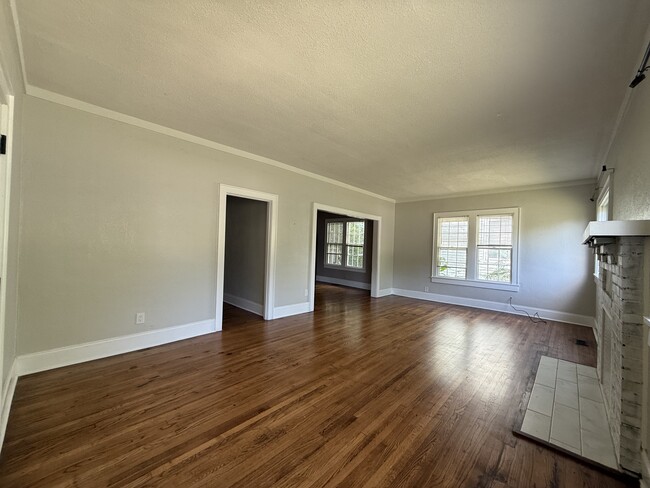 Building Photo - 2337 Woodbine Ave