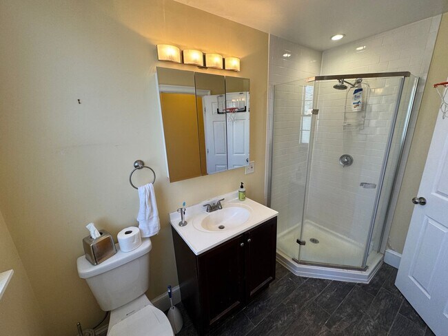 Building Photo - Awesome 6 bed 3.5 bath in Somerville...