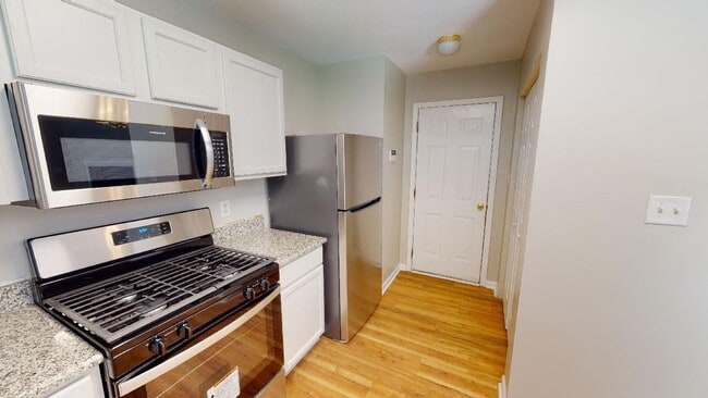 Building Photo - Recently Renovated Single Family Home in t...