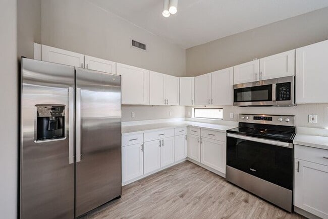 Building Photo - Welcome to this Charming 3 BEDROOM , 2 BAT...