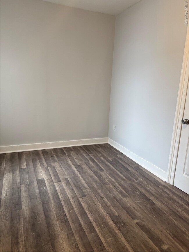 Building Photo - 17 Conklin St